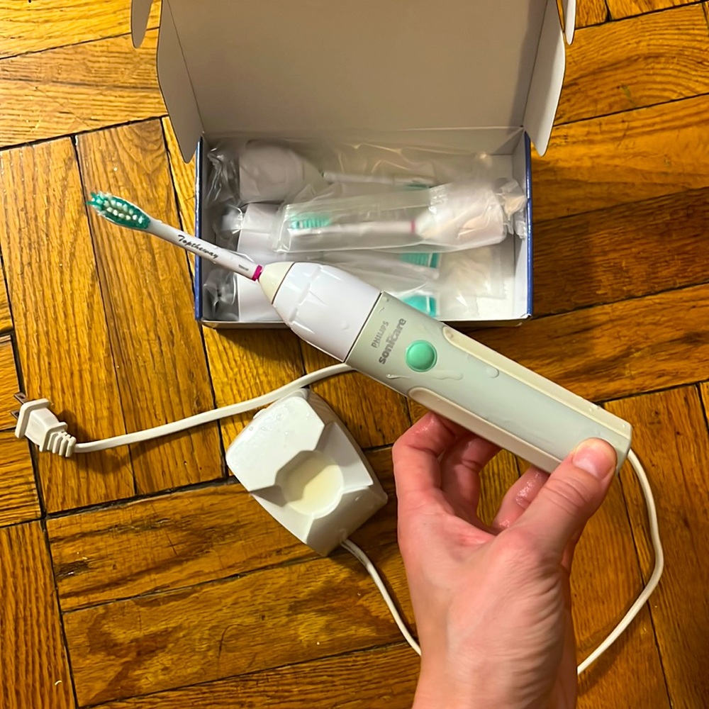 Phillips Sonicare Toothbrush with charger and 4 replacement heads